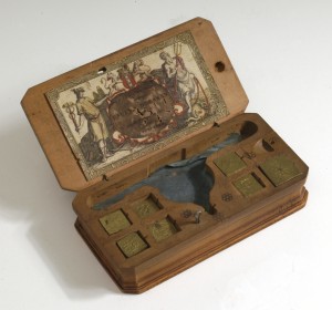 Muntgewichtdoos (Coin Box Weight) – Circa. 1750. With the help of a balance this aparatus was used by merchants and tax collectors against fraudulent coins