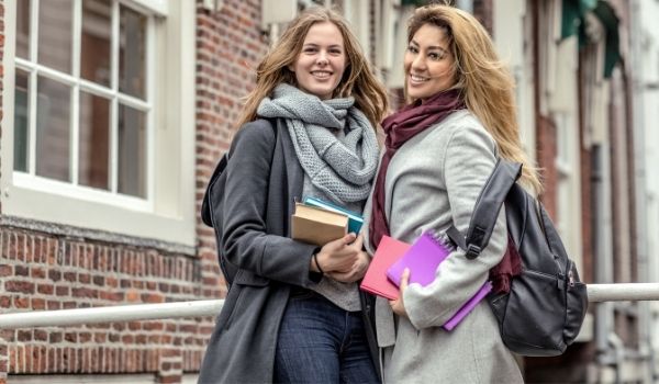 two female friends in the dutch city center as an example of meeting people in the netherlands