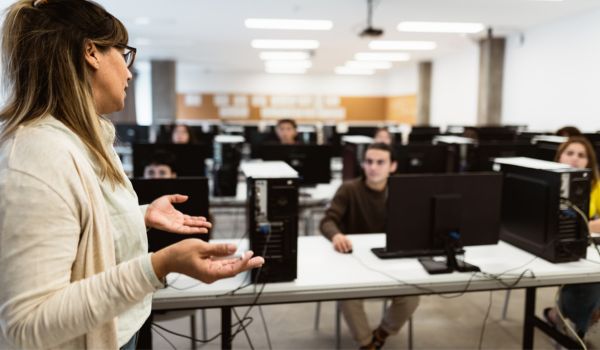 teacher giving a lectrure in a technology classroom