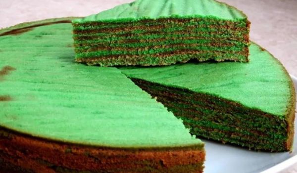 a green Spekkeok cake