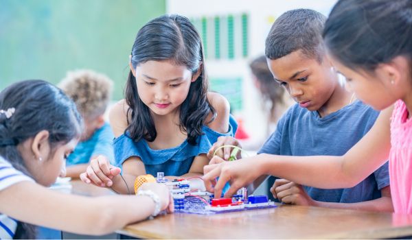 A group of young students learning with the STEM curriculum