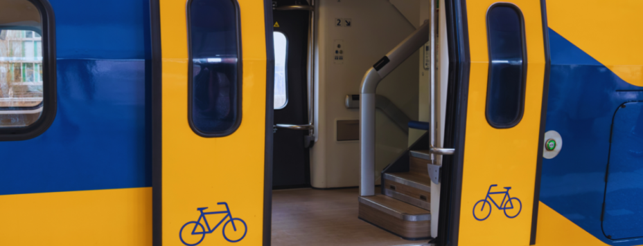 doors open on a dutch train