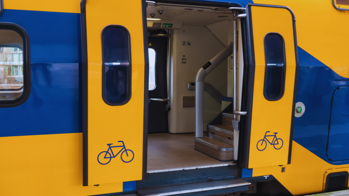 doors open on a dutch train