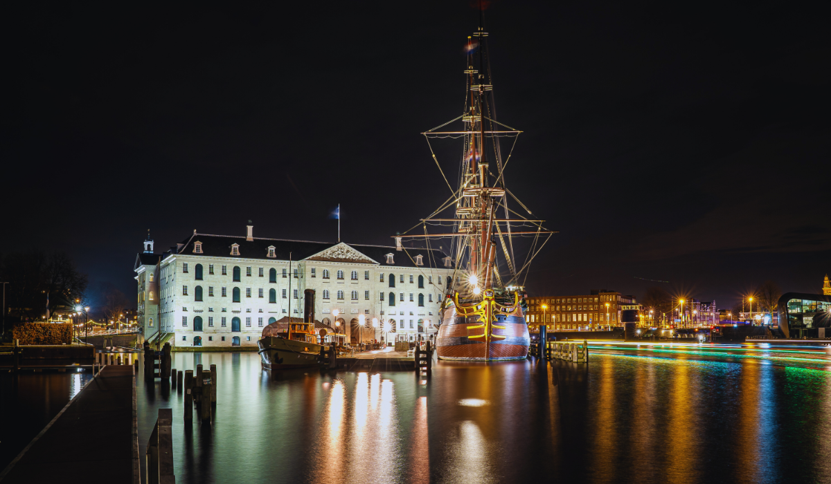 Scheepvaartmuseum at night