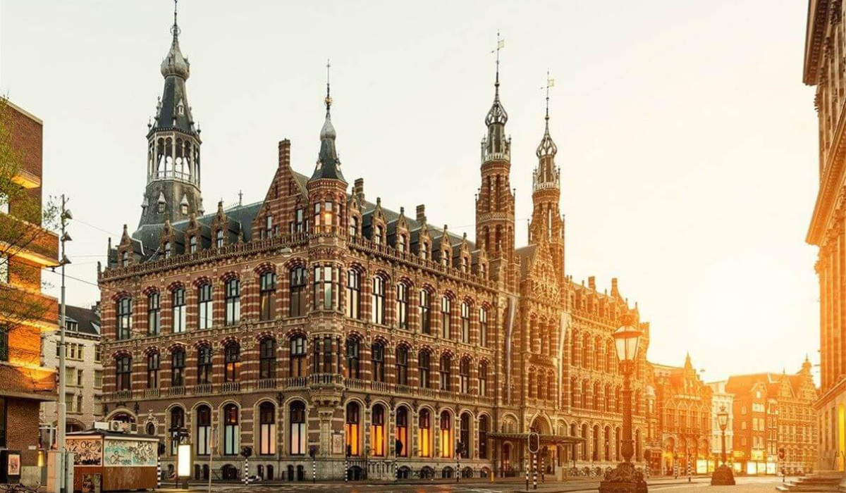 Magna Placa luxury shopping destination in Amsterdam at twilight