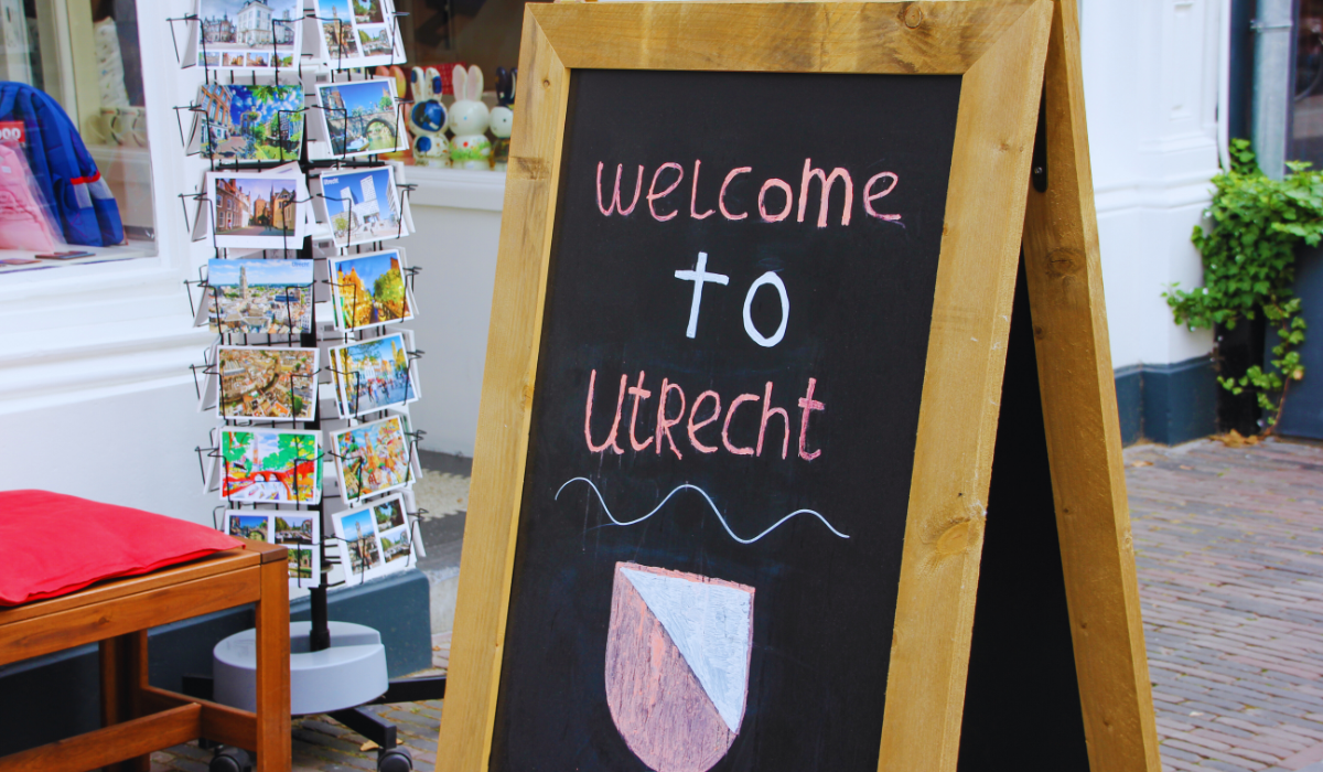 A blackboard sign outside a souvenir shop that says Welcome to Utrecht