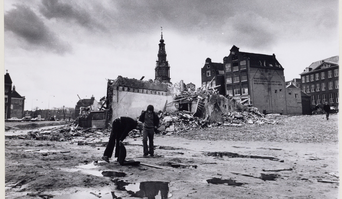 On the left, Ruyschstraat 97-105 propped up. On the right in the background, the entrance to Tilanusstraat.