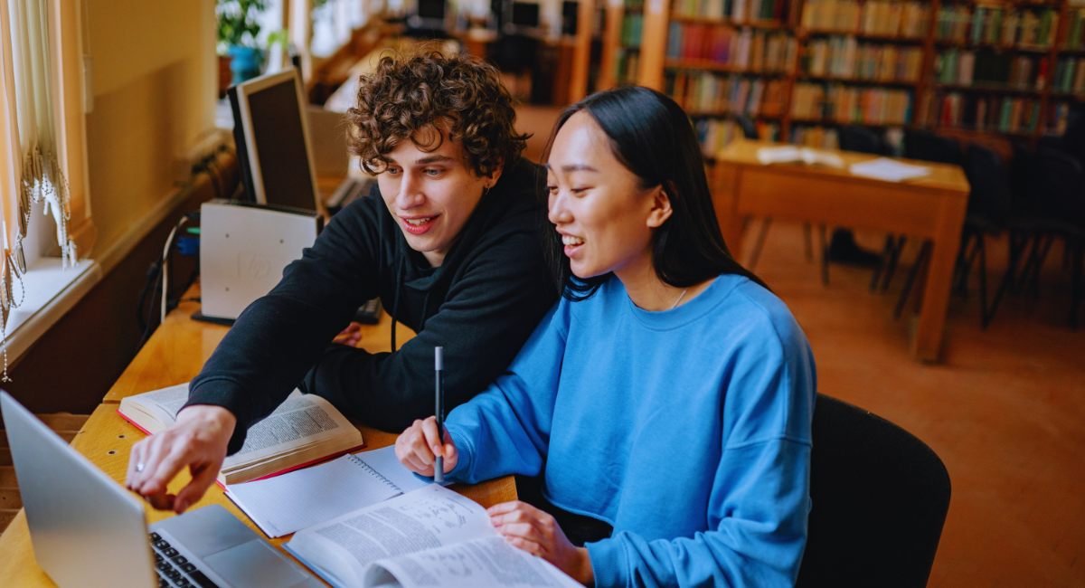 Two young student expats learning Dutch online