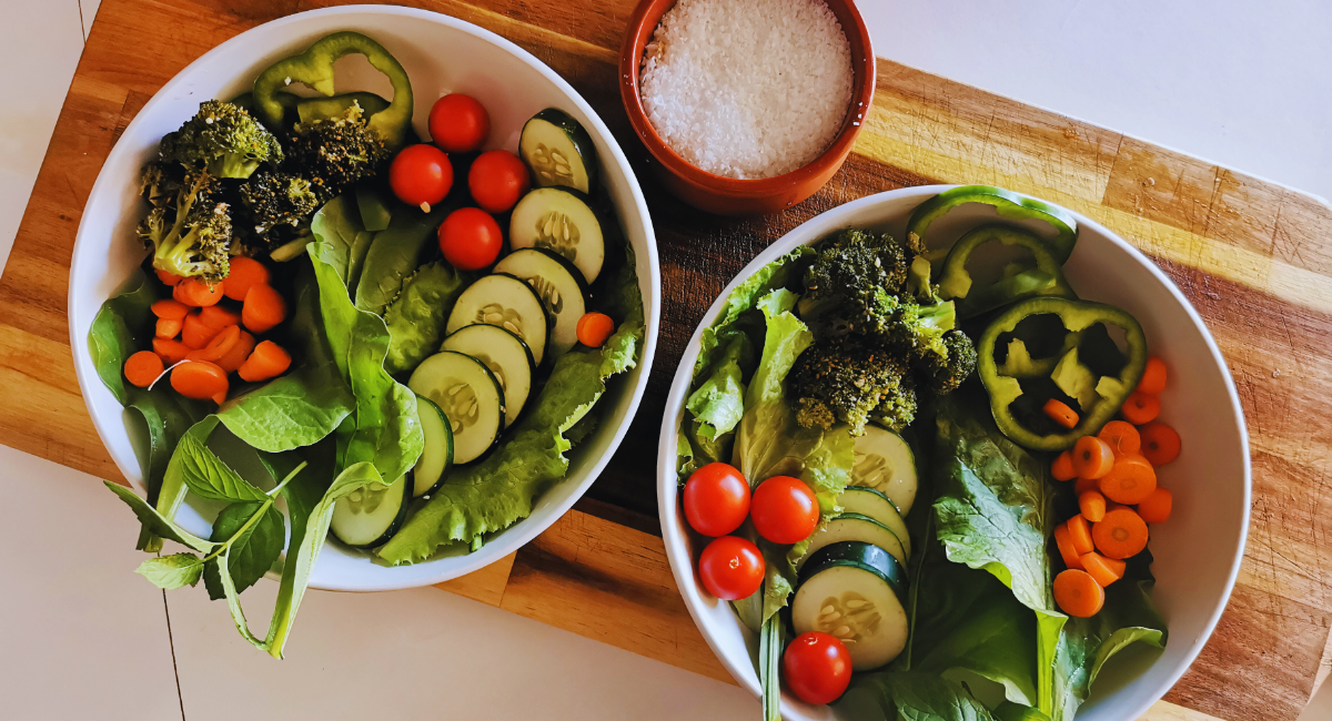 Salads on a tray representing new dietary guidelines in the Netherlands