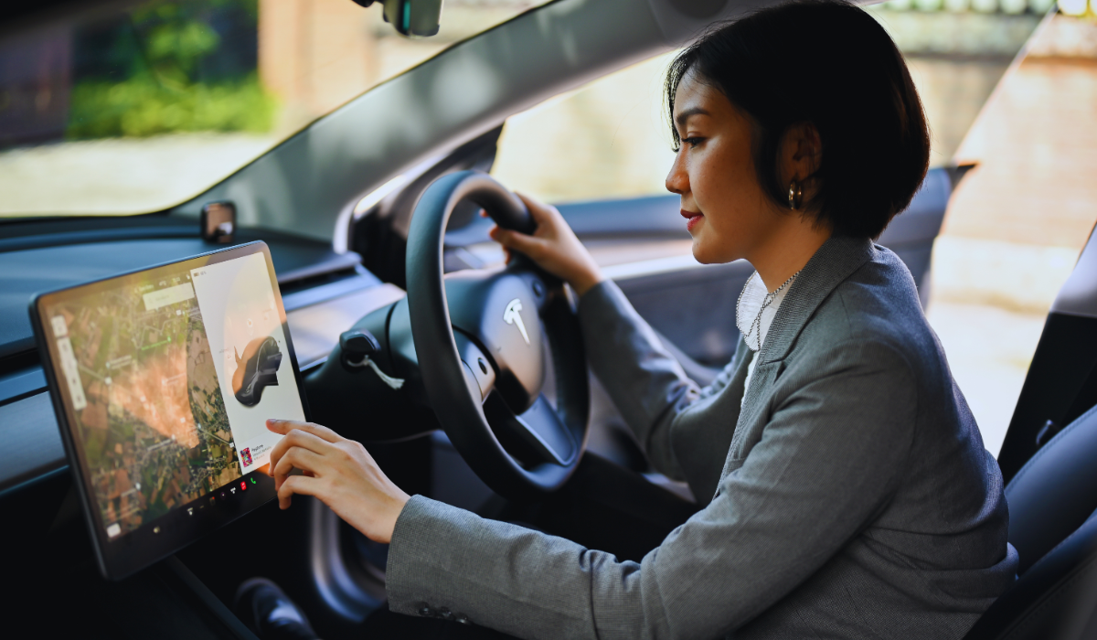 A businesswoman useses her Tesla FSD system to drive in the netherlands