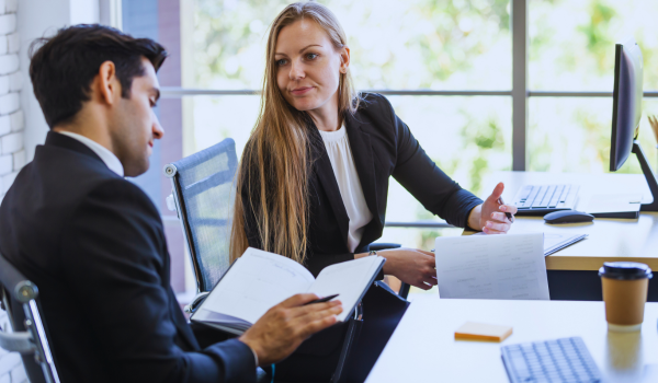 female manager informing male employee about probabtion period company rules in the netherlands